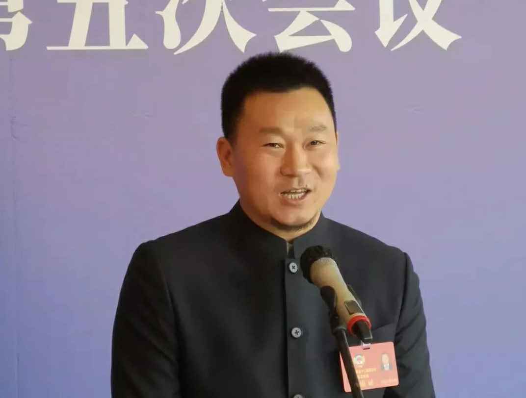 202204221343.jpg 为进一步展示市政协团结、民主、开放、自信的形象,向市民和网友展示政协委员的履职风采,中山市政协十二届五次会议在2月4日上午开幕前开设“委员通道”,市政协委员、星空体育·官方网站(中国)-Star Sports公司总经理陈朝阳走进“委员通道”,回应社会关切的问题。他就如何做好城市应急管理规划的问题进行发言,并回答记者提问。.jpg